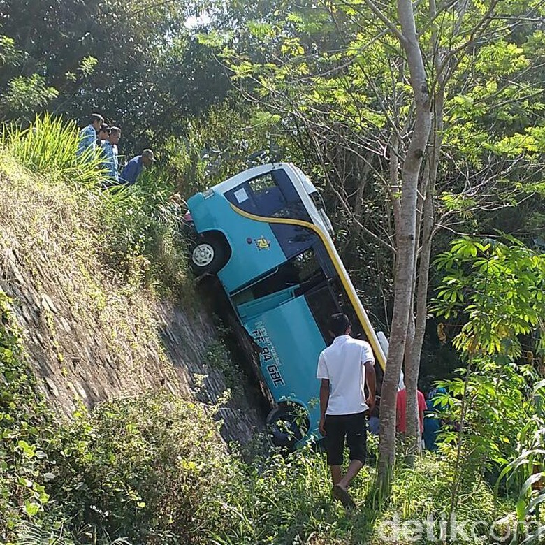Bus Terperosok Jurang di Karanganyar, 10 Penumpang Luka-luka Bus Terperosok Jurang di Karanganyar, 10 Penumpang Luka-luka