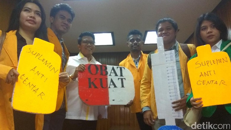 Tolak Pelemahan KPK, 5 Mahasiswa Beri Obat Kuat ke Pansus DPR Tolak Pelemahan KPK, 5 Mahasiswa Beri Obat Kuat ke Pansus DPR