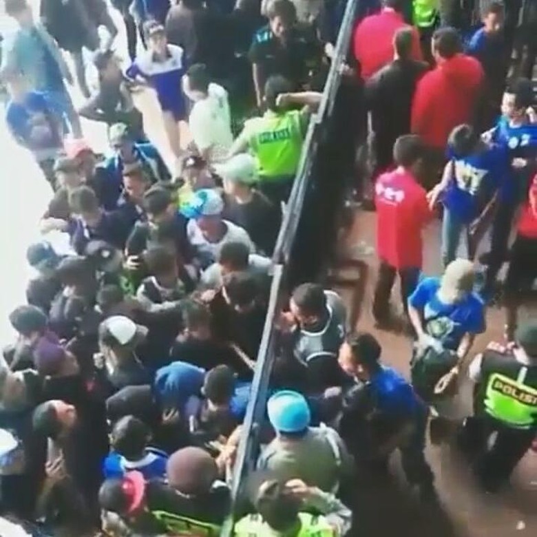 Polisi yang Loloskan Bobotoh Tanpa Tiket Segera Disidang Disiplin Polisi yang Loloskan Bobotoh Tanpa Tiket Segera Disidang Disiplin