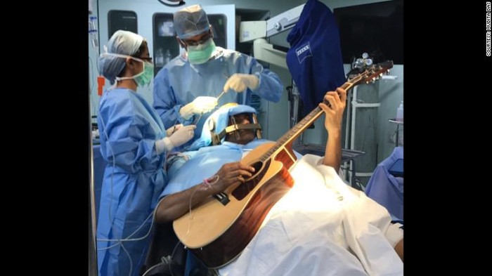 Abhishek Prasad, pria yang dioperasi otaknya dalam keadaan sadar. (Foto: CNN) Abhishek Prasad, pria yang dioperasi otaknya dalam keadaan sadar. (Foto: CNN)