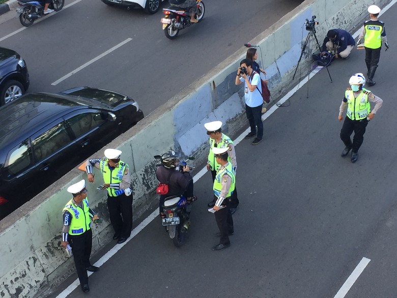 Pemotor yang Nekat Terobos Jalan Layang Non Tol Ndableg Pemotor yang Nekat Terobos Jalan Layang Non Tol Ndableg