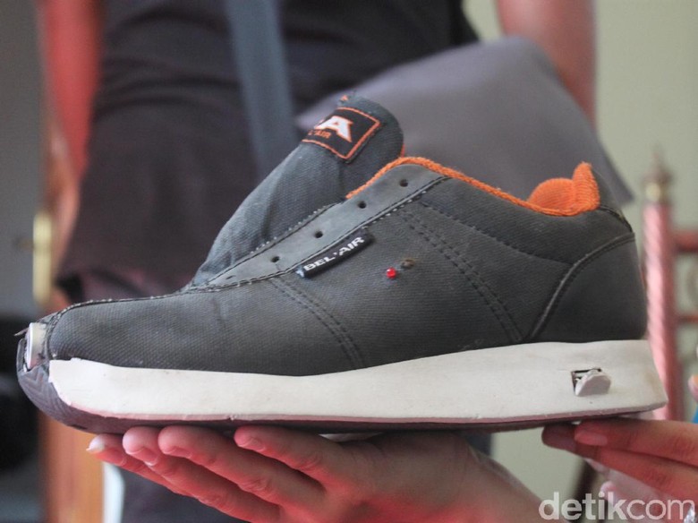 Warga Magelang Menciptakan Sepatu Khusus untuk Tuna Netra Warga Magelang Menciptakan Sepatu Khusus untuk Tuna Netra