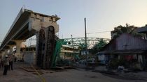 Foto: Crane dan Landasan LRT yang Timpa Rumah di Palembang Foto: Crane dan Landasan LRT yang Timpa Rumah di Palembang