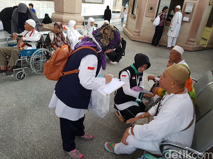 Vaksin mengingitis sempat heboh karena beredar kabar terbuat dari enzim babi. Para calon jemaah haji sempat dibuat khawatir sampai akhirnya keluarlah sertifikat halal Majelis Ulama Indonesia (MUI) untuk produk vaksin tertentu. MUI menjanjikan bahwa tidak ada kandungan babi di dalamnya. Foto: Triono Wahyu Sudibyo-detikcom Vaksin mengingitis sempat heboh karena beredar kabar terbuat dari enzim babi. Para calon jemaah haji sempat dibuat khawatir sampai akhirnya keluarlah sertifikat halal Majelis Ulama Indonesia (MUI) untuk produk vaksin tertentu. MUI menjanjikan bahwa tidak ada kandungan babi di dalamnya. Foto: Triono Wahyu Sudibyo-detikcom