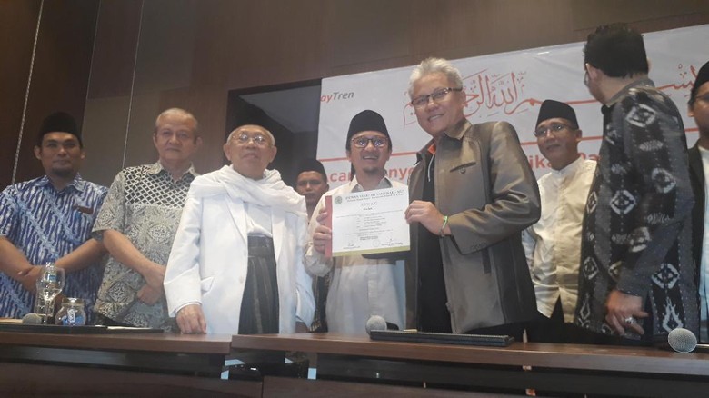 Ketum MUI Serahkan Sertifikat Syariah ke PayTren Yusuf Mansyur Ketum MUI Serahkan Sertifikat Syariah ke PayTren Yusuf Mansyur