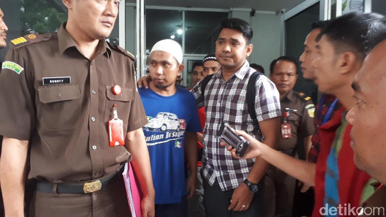 Kejati Riau Tahan 3 Pegawai Honorer PU Tersangka Pungli Kejati Riau Tahan 3 Pegawai Honorer PU Tersangka Pungli