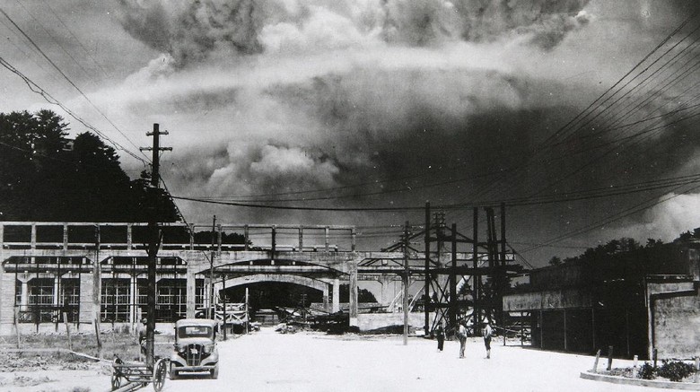Image result for Awan jamur yang dihasilkan akibat bom atom yang dijatuhkan di Nagasaki pada 9 Agustus 1945.