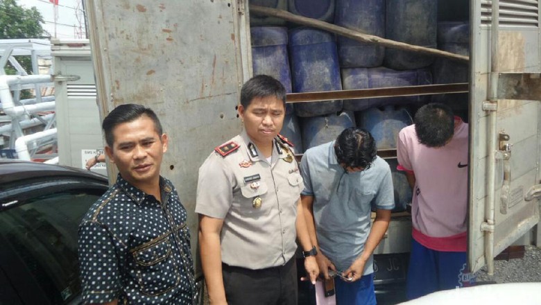 Polisi Sita 5 Ton BBM Hasil Penyulingan Sumur Tua di Palembang Polisi Sita 5 Ton BBM Hasil Penyulingan Sumur Tua di Palembang