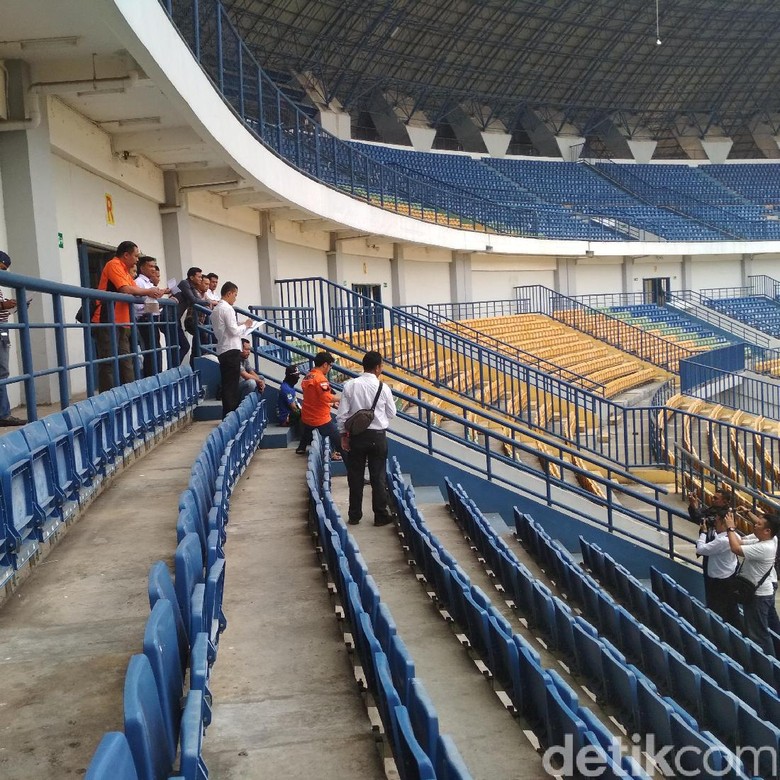 Polisi Merekonstruksi Pengeroyokan Ricko Andrean di Stadion GBLA Polisi Merekonstruksi Pengeroyokan Ricko Andrean di Stadion GBLA