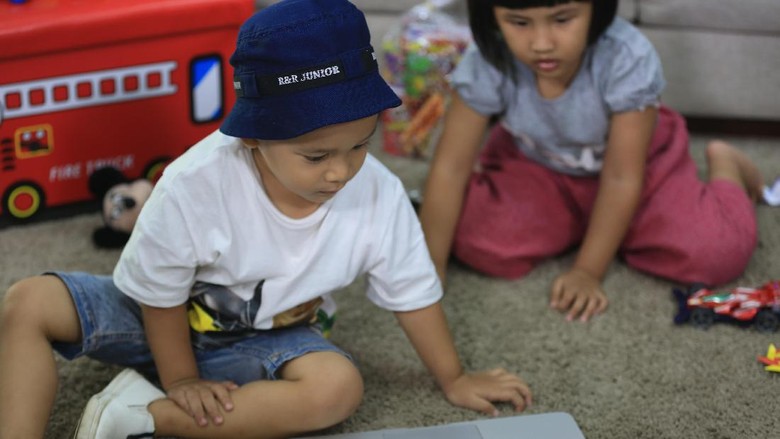 Ilustrasi anak lihat konten mengerikan/ Foto: M. Zaky Ilustrasi anak lihat konten mengerikan/ Foto: M. Zaky
