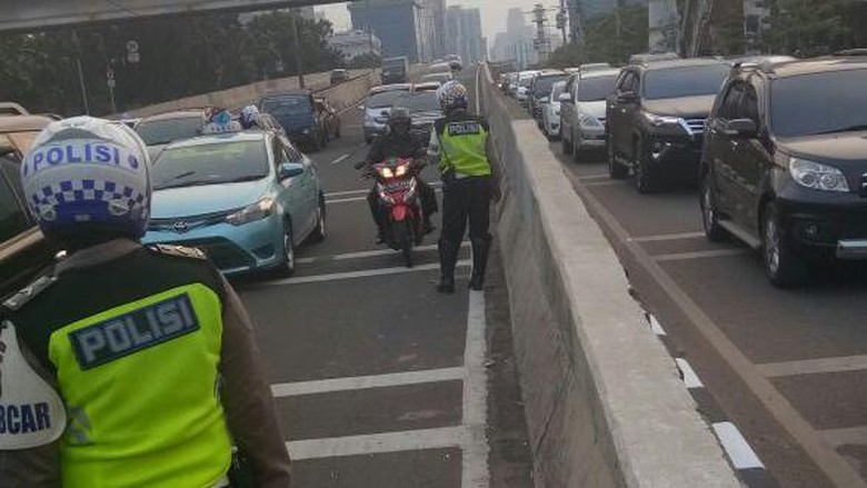 Polisi Tilang Pemotor Bandel yang Terobos JLNT Casablanca Polisi Tilang Pemotor Bandel yang Terobos JLNT Casablanca