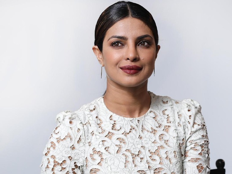 Pamer Poster Quantico Musim Ketiga, Priyanka Chopra Tuai Komentar Pamer Poster Quantico Musim Ketiga, Priyanka Chopra Tuai Komentar
