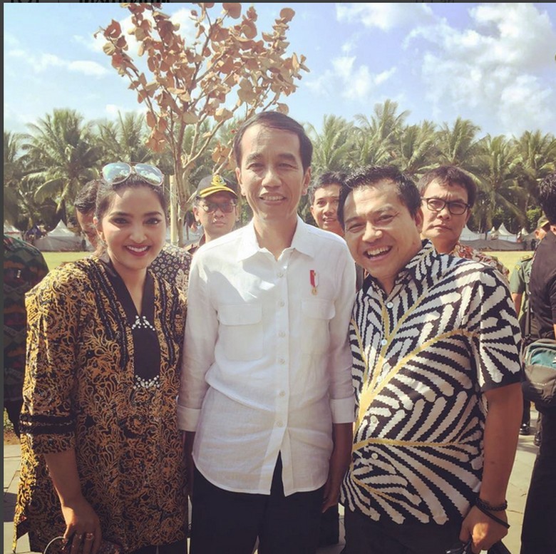 Saat Ashanty dan Anang Foto Bareng Jokowi Sambil Tersenyum Lebar Saat Ashanty dan Anang Foto Bareng Jokowi Sambil Tersenyum Lebar