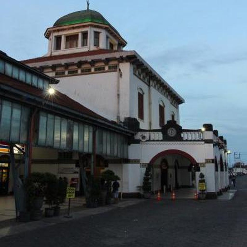 Rel Tergenang, Perjalanan 3 KA di Semarang Sempat Terlambat Rel Tergenang, Perjalanan 3 KA di Semarang Sempat Terlambat