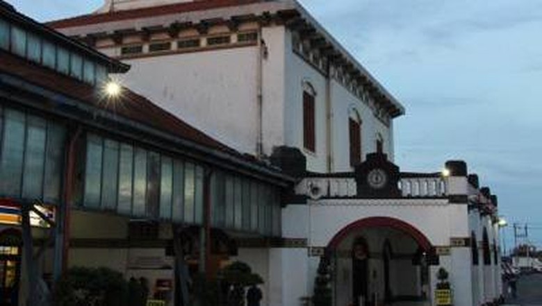 Rel Tergenang, Perjalanan 3 KA di Semarang Sempat Terlambat Rel Tergenang, Perjalanan 3 KA di Semarang Sempat Terlambat