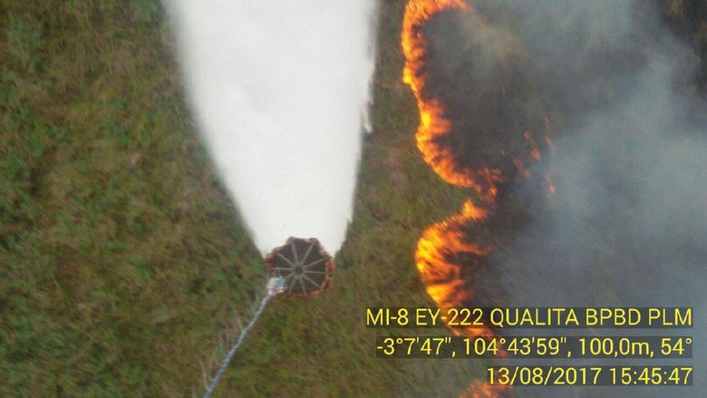 52 Kali Water Bombing, Kebakaran Lahan di Ogan Ilir Belum Padam 52 Kali Water Bombing, Kebakaran Lahan di Ogan Ilir Belum Padam