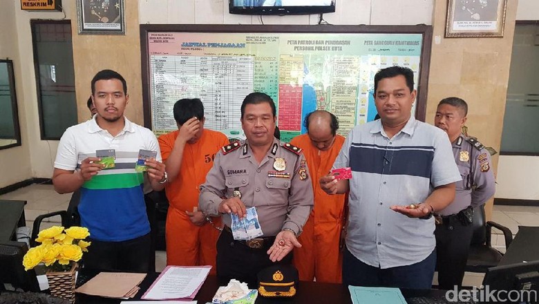 Pelaku Hipnotis dengan Guci Bergiok Ditangkap di Bali Pelaku Hipnotis dengan Guci Bergiok Ditangkap di Bali
