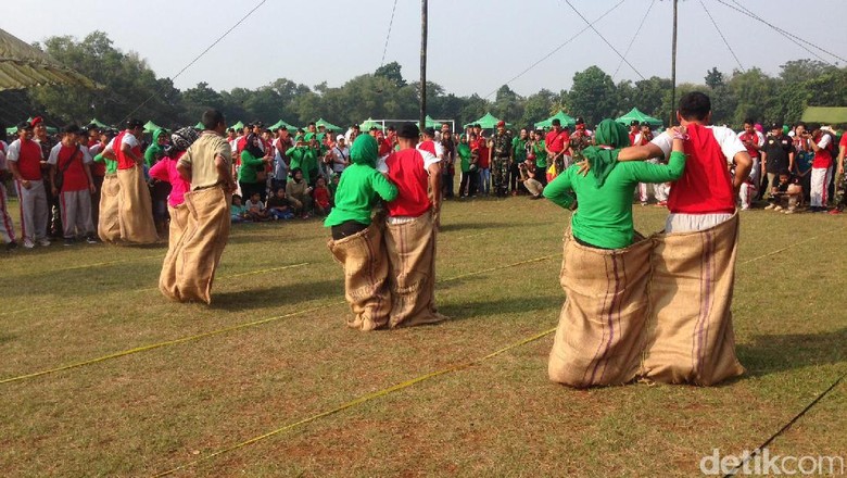 Serunya Prajurit Kopassus Lomba Balap Karung dan Tarik Tambang Serunya Prajurit Kopassus Lomba Balap Karung dan Tarik Tambang