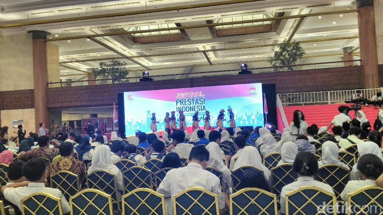 Nano Riantiarno hingga Nyoman Nuarta Raih Penghargaan 72 Ikon Prestasi Nano Riantiarno hingga Nyoman Nuarta Raih Penghargaan 72 Ikon Prestasi
