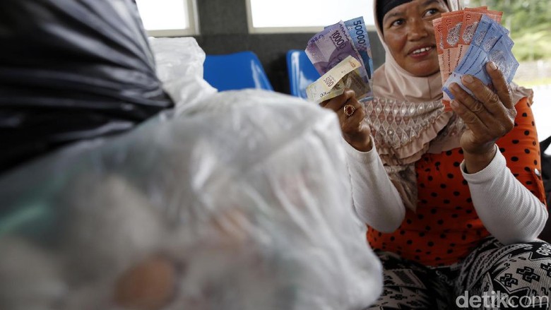 Foto: Belanja di pasar pakai Rupiah dan Ringgit (Rachman Haryanto/detikTravel) Foto: Belanja di pasar pakai Rupiah dan Ringgit (Rachman Haryanto/detikTravel)