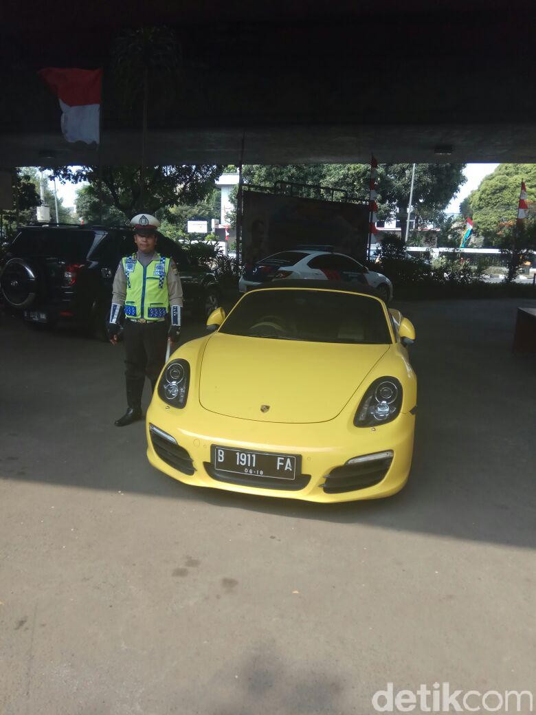 Porsche Kuning Blokiran KPK Yang Ditilang Polisi