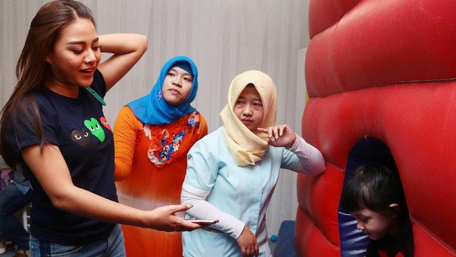 Gemesin Banget! Arsy Asyik Main Bersama Aurel Gemesin Banget! Arsy Asyik Main Bersama Aurel