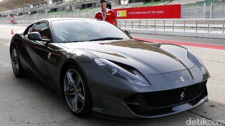 Menjinakkan Ferrari 812 Superfast, Ferrari Tercepat Saat Ini Menjinakkan Ferrari 812 Superfast, Ferrari Tercepat Saat Ini