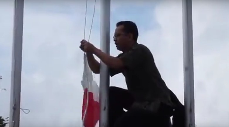 Cerita Pak Guru Hikmat Kaget Lihat Bendera RI Terbalik di Thailand Cerita Pak Guru Hikmat Kaget Lihat Bendera RI Terbalik di Thailand
