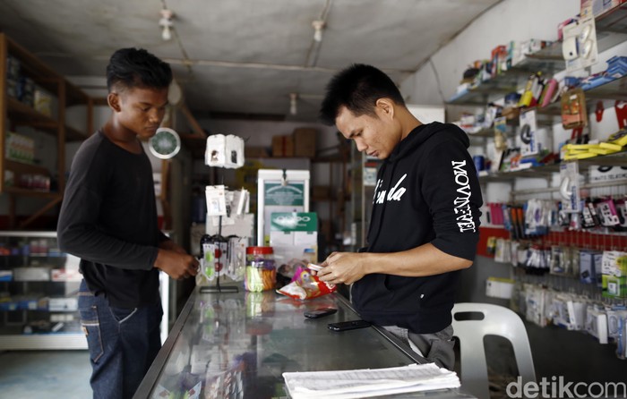 Penjual pulsa di Entikong (Foto: Rachman Haryanto/detikcom) Penjual pulsa di Entikong (Foto: Rachman Haryanto/detikcom)