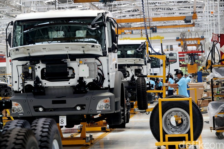 Mercedes-Benz Klaim Mampu Merakit 7 Truk per Hari Mercedes-Benz Klaim Mampu Merakit 7 Truk per Hari