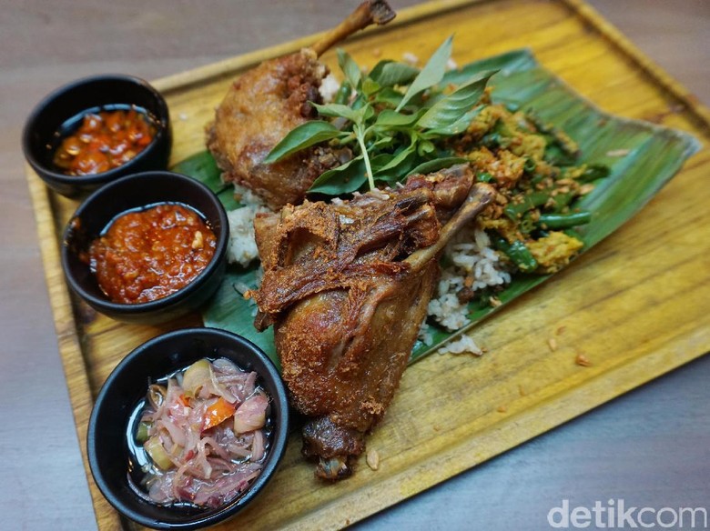 GIOI: Mencicip Bebek Crispy dengan 3 Jenis Sambal di Restoran Modern GIOI: Mencicip Bebek Crispy dengan 3 Jenis Sambal di Restoran Modern