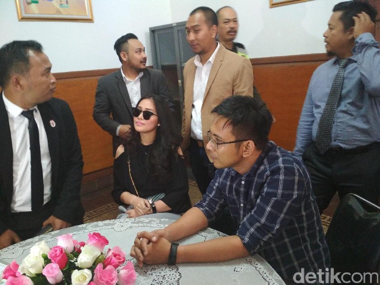 Gracia Indri Siapkan Bukti Adanya KDRT yang Dilakukan David NOAH Gracia Indri Siapkan Bukti Adanya KDRT yang Dilakukan David NOAH