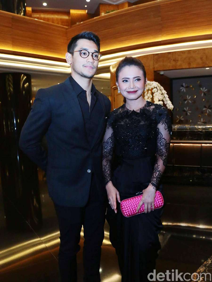 Hitam Gaya Rossa Dan Afgan Di Resepsi Raisa Hamish Daud