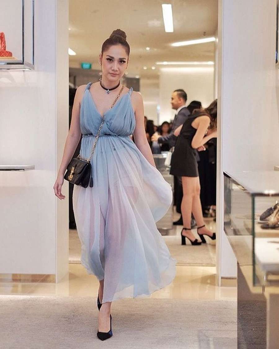 Bunga Citra Lestari Dengan Dress Biru Transparan