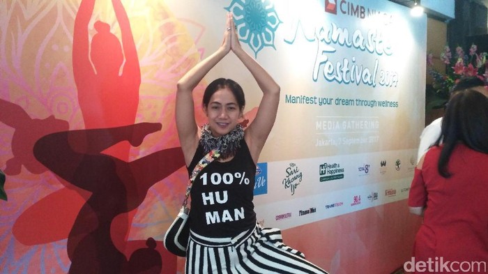Sibuk jadi sutradara, Nia Dinata tetap menyempatkan diri untuk berolahraga. Begini cara Nia praktikkan yoga. Foto: Erika Kurnia/detikHealth Sibuk jadi sutradara, Nia Dinata tetap menyempatkan diri untuk berolahraga. Begini cara Nia praktikkan yoga. Foto: Erika Kurnia/detikHealth