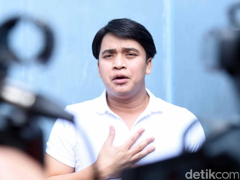 Billy Syahputra Jalani Pacaran Sehat dengan Hilda Vitria Billy Syahputra Jalani Pacaran Sehat dengan Hilda Vitria