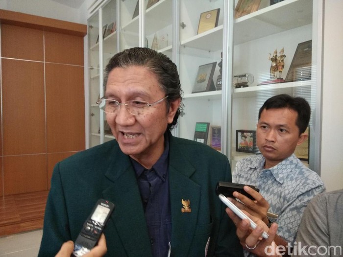 Ketua IDI, Prof Marsis siap panggil dokter yang menangani bayi Debora. Foto: Reza/detikHealth Ketua IDI, Prof Marsis siap panggil dokter yang menangani bayi Debora. Foto: Reza/detikHealth