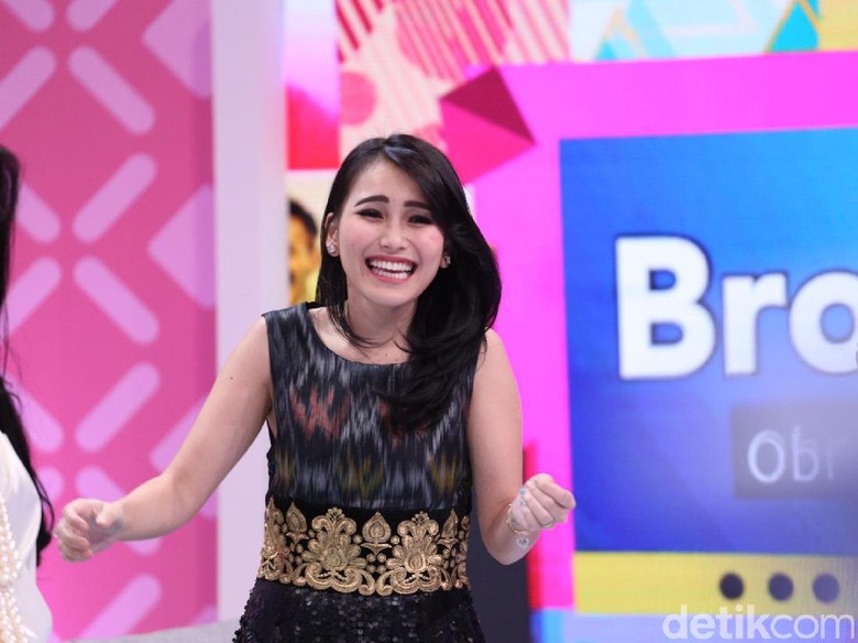Ayu Ting Ting Terus Ditagih soal Foto Bareng Nagita-Raffi Ahmad Ayu Ting Ting Terus Ditagih soal Foto Bareng Nagita-Raffi Ahmad