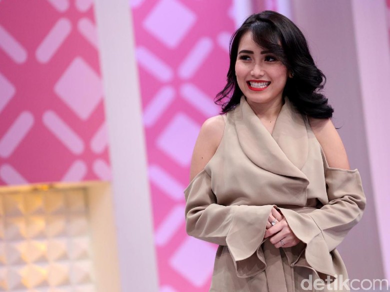 Heboh! Foto Raffi Ahmad Bareng Nagita Diedit Jadi Ayu Ting Ting Heboh! Foto Raffi Ahmad Bareng Nagita Diedit Jadi Ayu Ting Ting
