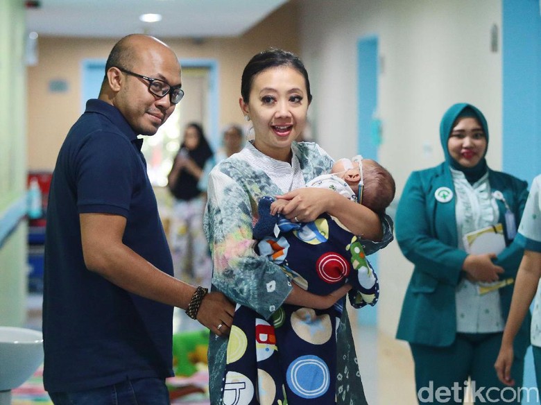 Suami Asri Welas Ikhlas saat Bayinya Dioperasi Katarak Suami Asri Welas Ikhlas saat Bayinya Dioperasi Katarak