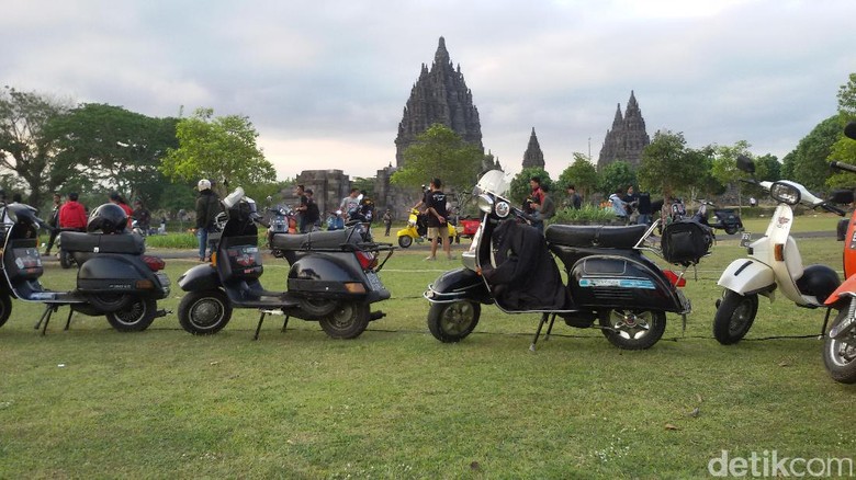 Ketika Ribuan Vespa Lawas Mengerubungi Kaki Candi Prambanan Ketika Ribuan Vespa Lawas Mengerubungi Kaki Candi Prambanan