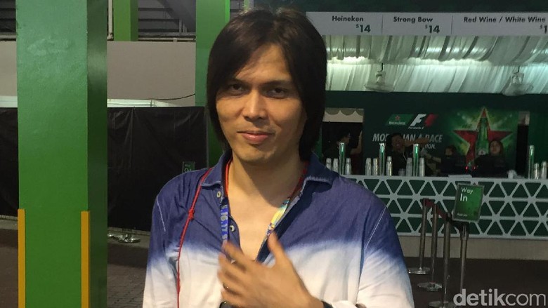 Once Mekel Ikut Tonton Aksi Sean di FP1 GP Singapura Once Mekel Ikut Tonton Aksi Sean di FP1 GP Singapura