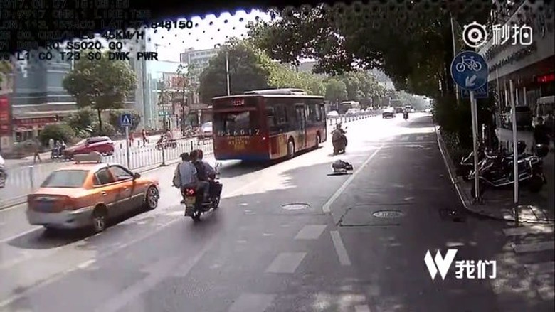 Tega, Puluhan Pengendara Abaikan Pria Tua yang Jatuh di Jalan Tega, Puluhan Pengendara Abaikan Pria Tua yang Jatuh di Jalan