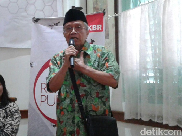 Taufiq Ismail bacakan puisinya tentang melawan rokok. Foto: Widiya Wiyanti/detikHealth Taufiq Ismail bacakan puisinya tentang melawan rokok. Foto: Widiya Wiyanti/detikHealth
