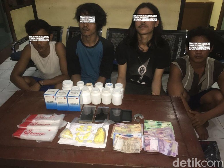 Polres Kepulauan Seribu Tangkap 4 Penjual Obat Keras Polres Kepulauan Seribu Tangkap 4 Penjual Obat Keras
