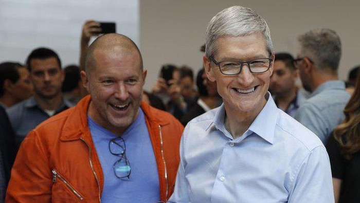Bos desain Apple Jonathan Iver bersama Tim Cook. Foto: Reuters Bos desain Apple Jonathan Iver bersama Tim Cook. Foto: Reuters