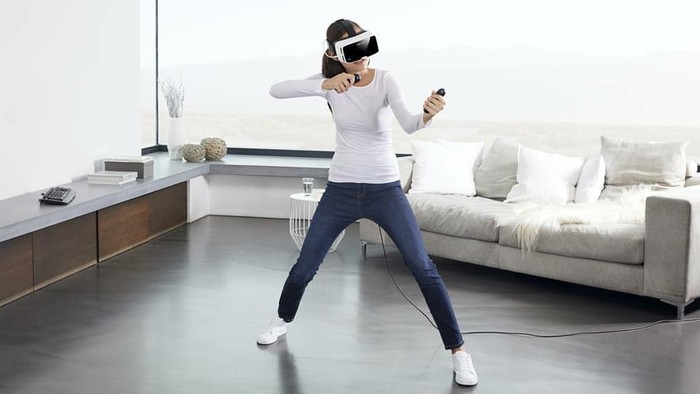 Memakai headset VR. Foto: Instagram Memakai headset VR. Foto: Instagram