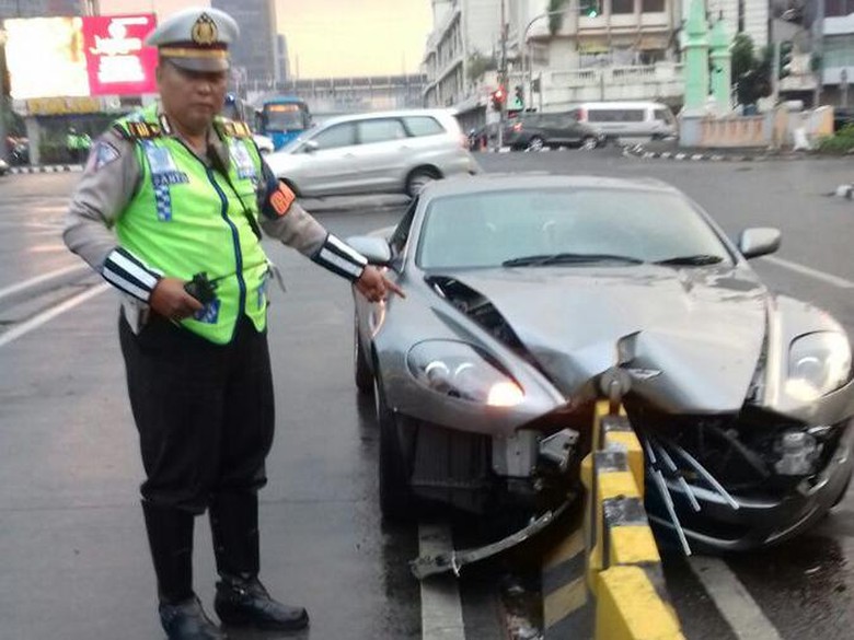 Aston Martin yang Tabrak Separator di Harmoni Masih Bisa Jalan Aston Martin yang Tabrak Separator di Harmoni Masih Bisa Jalan