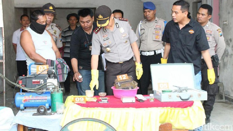 Pengolahan Hasil Tambang Emas Liar di Jember Digerebek Polisi Pengolahan Hasil Tambang Emas Liar di Jember Digerebek Polisi