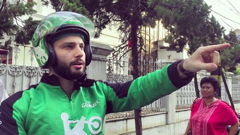 Kontroversi di Balik Pesona Anton Si Ojek Bule Kontroversi di Balik Pesona Anton Si Ojek Bule